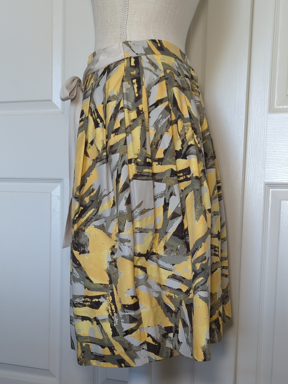 Moschino Cheap and Chic Women’s Abstract Print Yellow & Gray A-Line Skirt - Picture 3 of 6